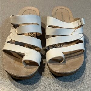 BareTraps Theanna sz 8.5 White Strappy Wedge Sandal w/Toe Loop